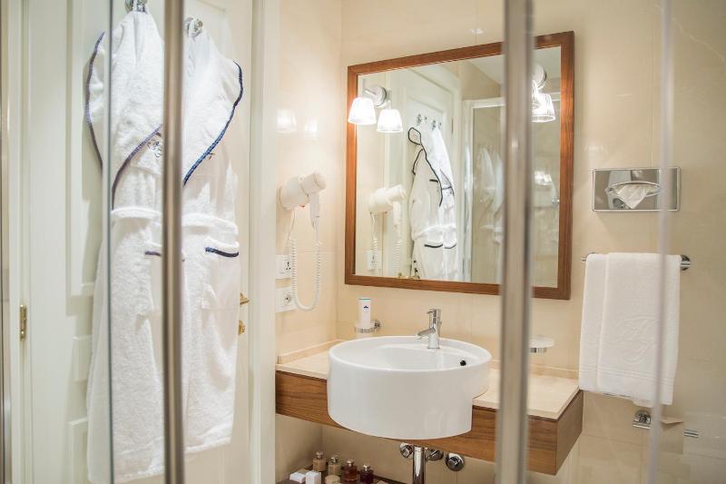 Junior Suite with Balcony and Lake View image 4