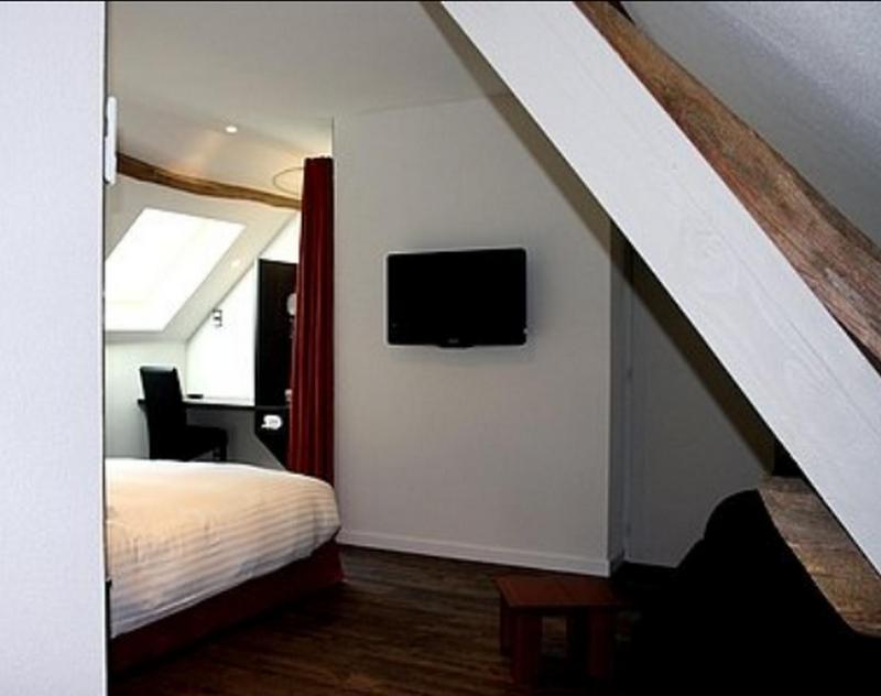 Double or Twin Room image 4