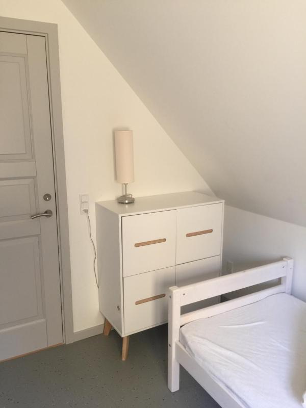 Single Room with Shared Bathroom image 4