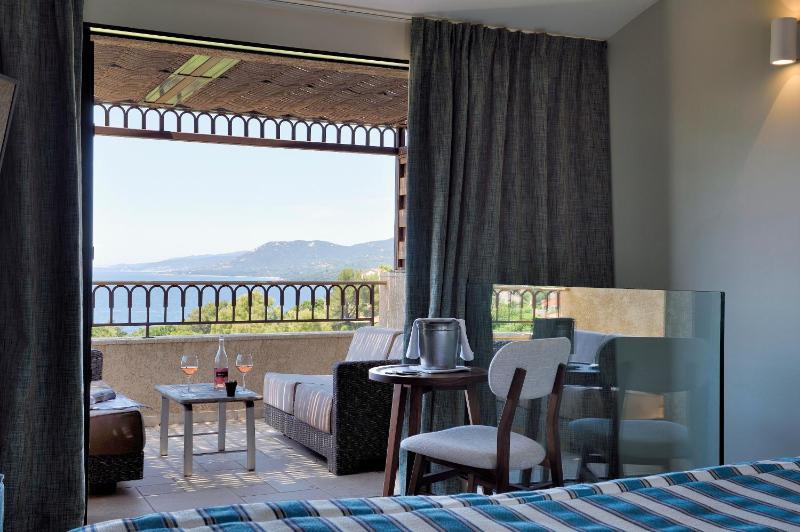 Split-level Suite with Panoramic View image 1