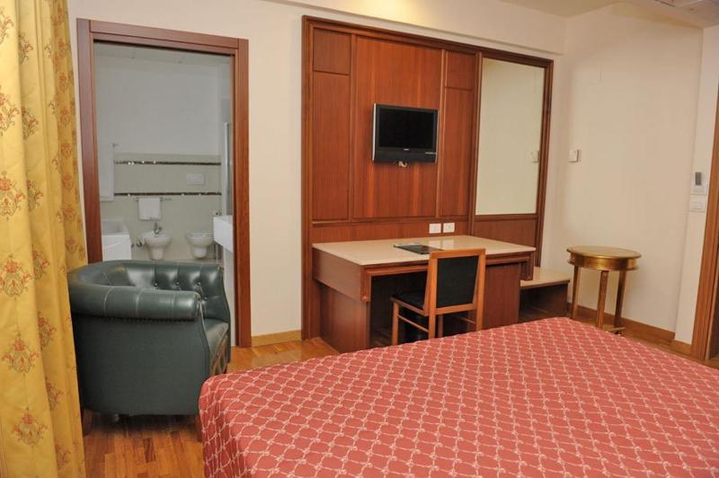 Standard Double or Twin Room image 2