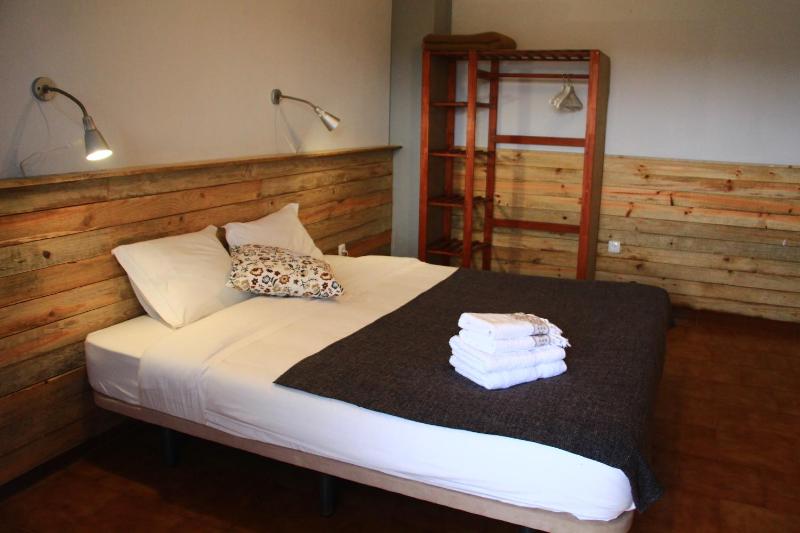 Standard Double Room with Shared Bathroom image 2