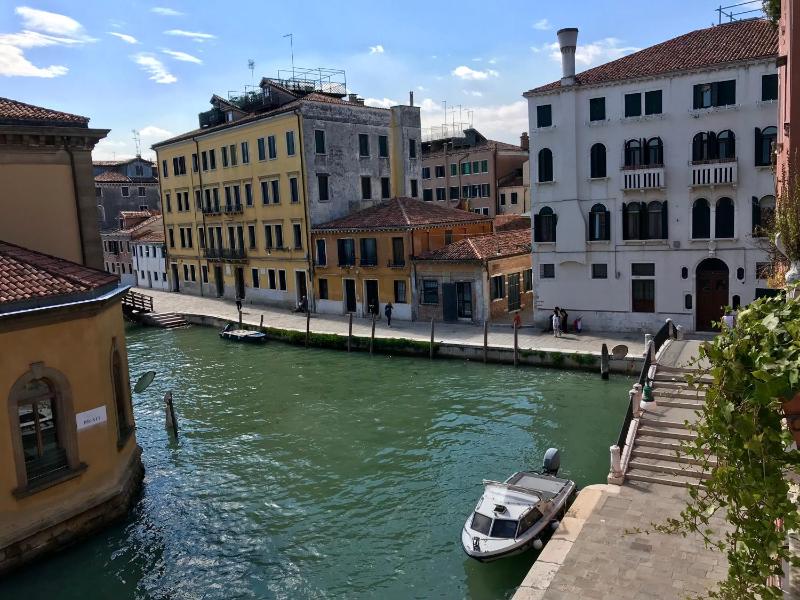 Superior Triple Room with Canal View image 4