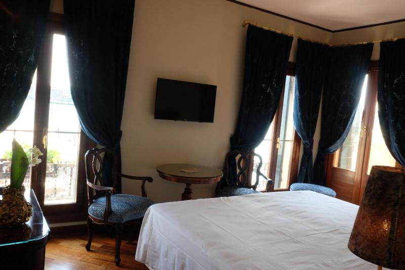 Superior Double Room with Canal view and Terrace image 3