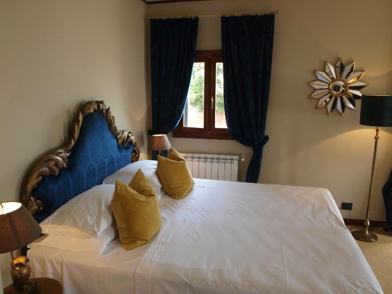 Superior Double or Twin Room with Canal View image 4