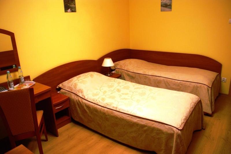 Twin Room image 2