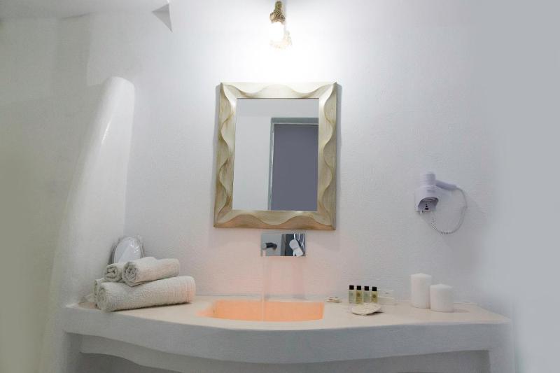 Double Room with Sea View image 3