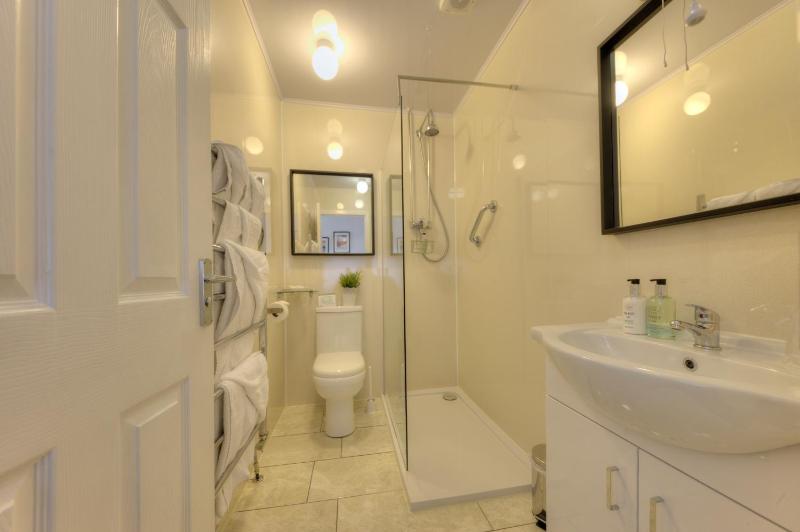 Double Room image 3