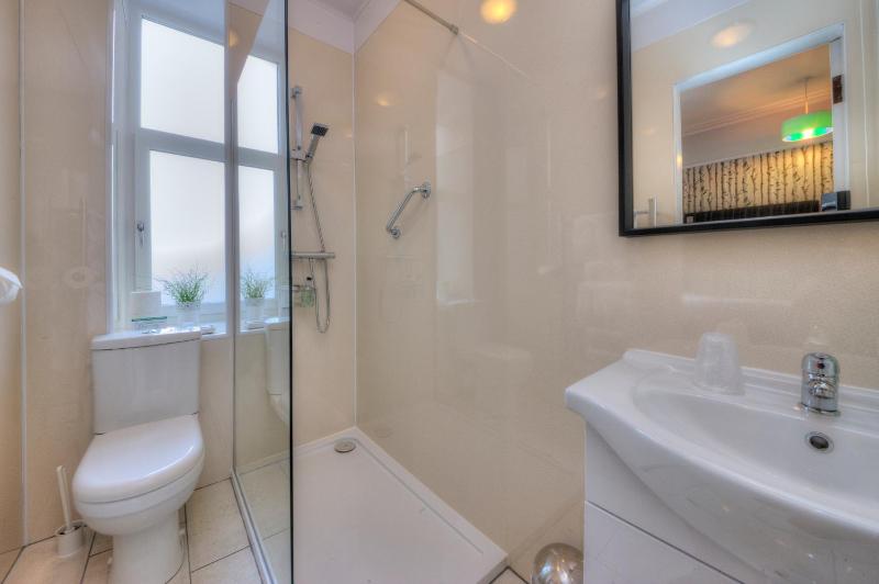 Double Room image 4