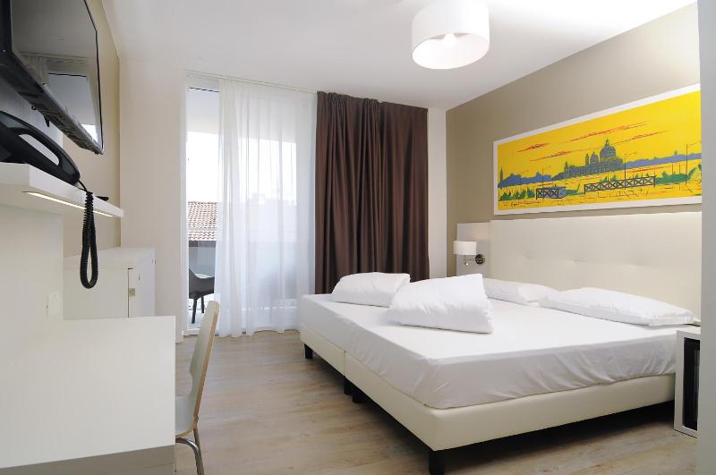 Deluxe Double Room with Side Sea View image 3