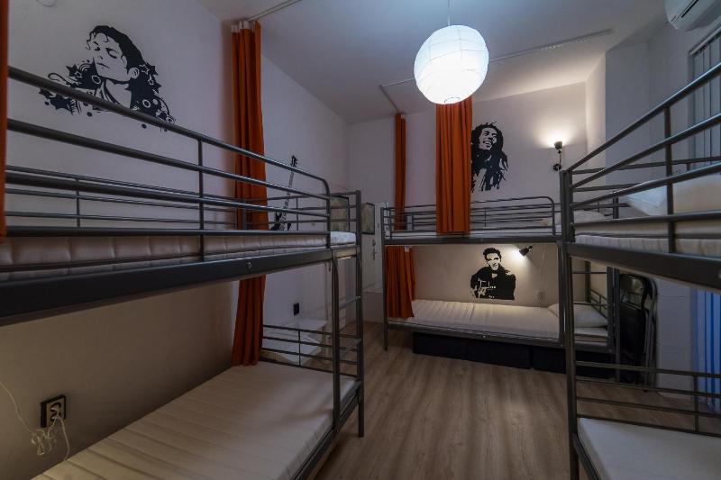 Bunk Bed in Mixed Dormitory Room image 4