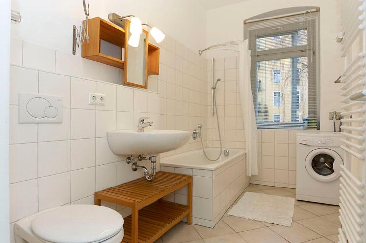 Apartment with extra Bedroom, separate Kitchen and Balcony (56 m2) image 2