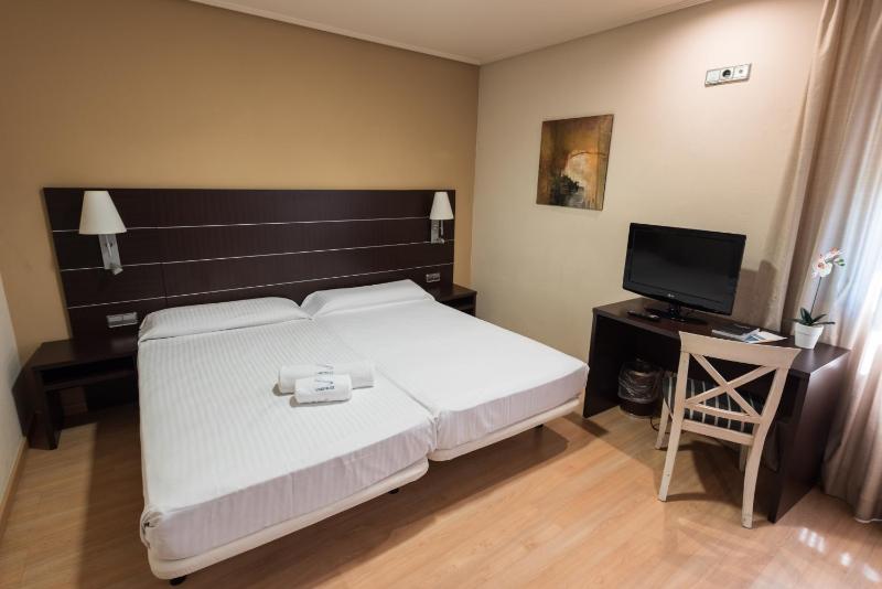Twin Room image 4