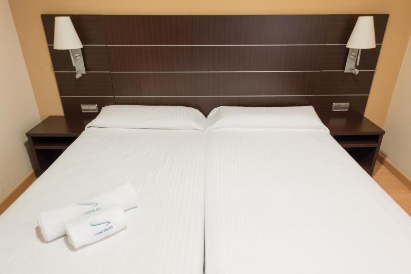 Twin Room image 3