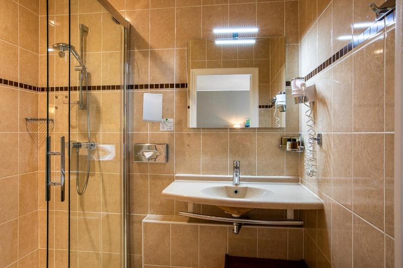 Superior Triple Room image 4