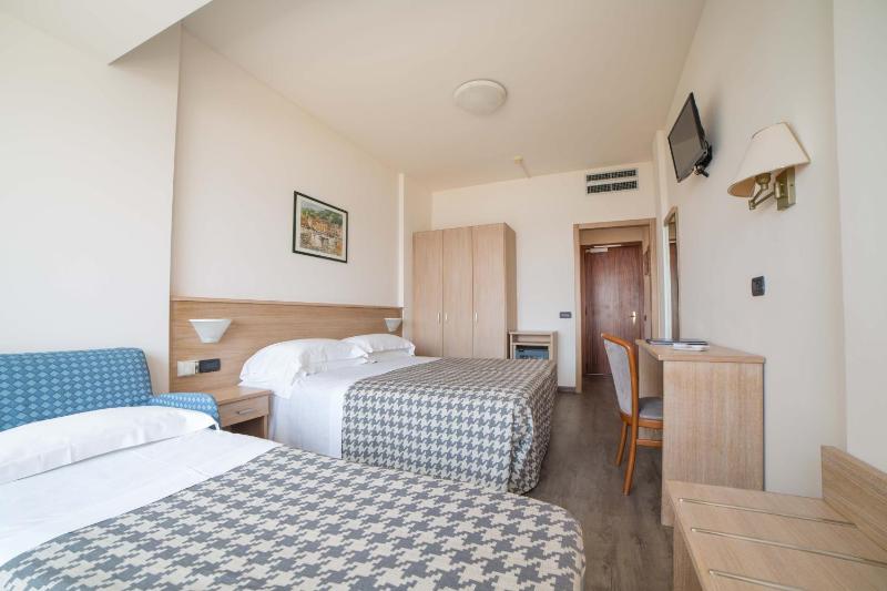 Triple Room with Terrace and Sea View image 3