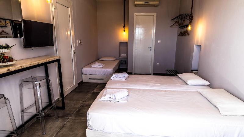 Triple Room with Sea View image 2