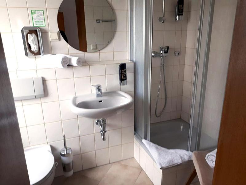 Standard Twin Room image 1