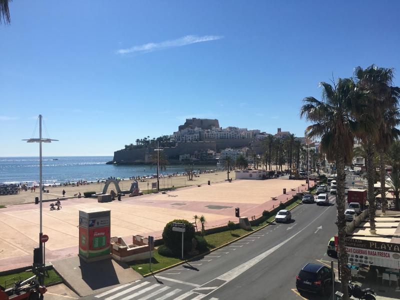 Double Room with Balcony and Sea View image 3