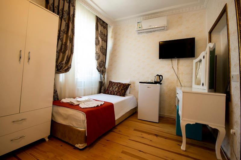 Deluxe Quadruple Room image 3