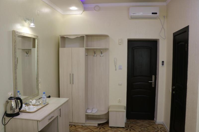 Double Room with Extra Bed image 2