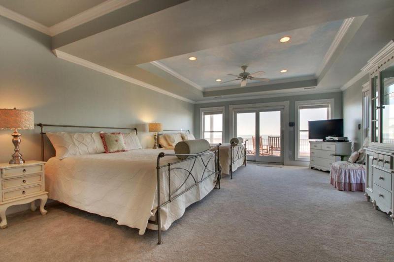 Seven-Bedroom Holiday Home image 1