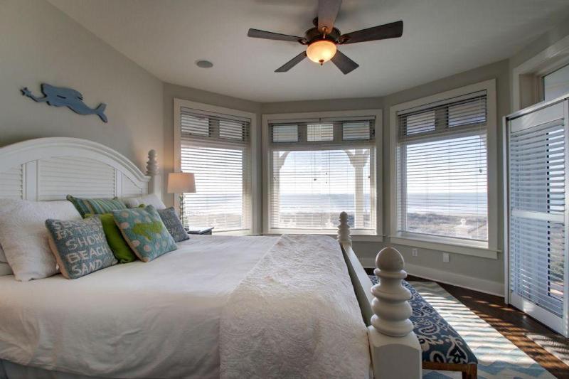 Six-Bedroom Holiday Home image 3