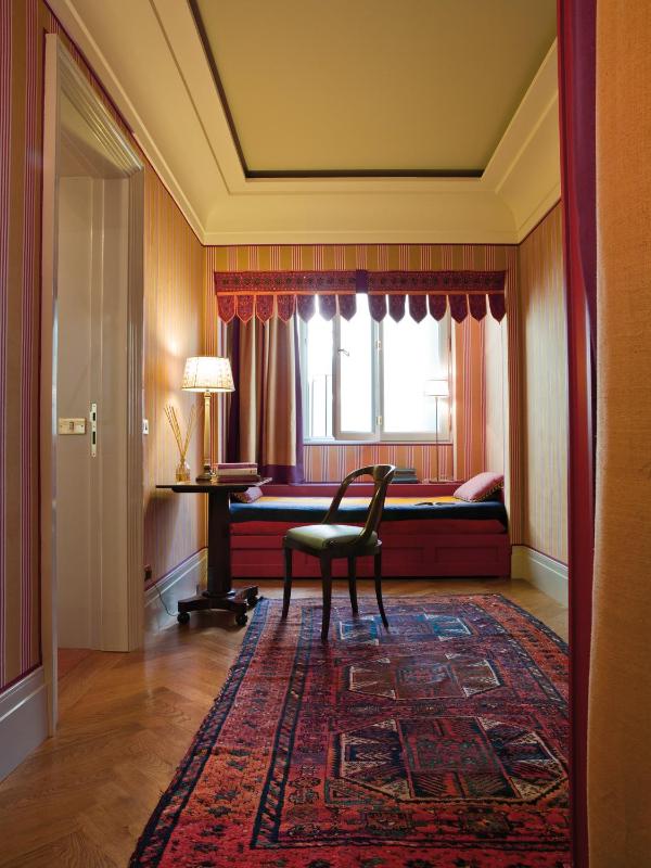 One-Bedroom Suite with City View image 2