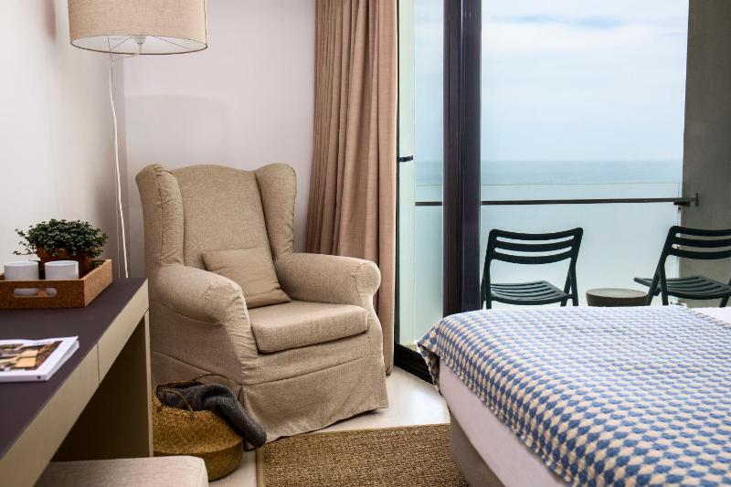 Double Room with Partial Sea View image 2