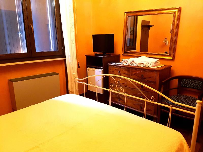 Economy Double Room with Private External Bathroom image 4