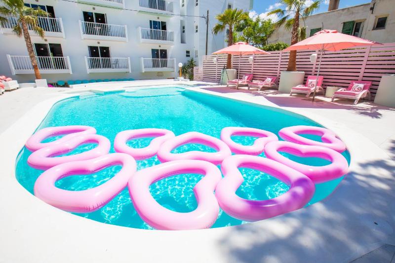 Apartment with Pool View  image 3