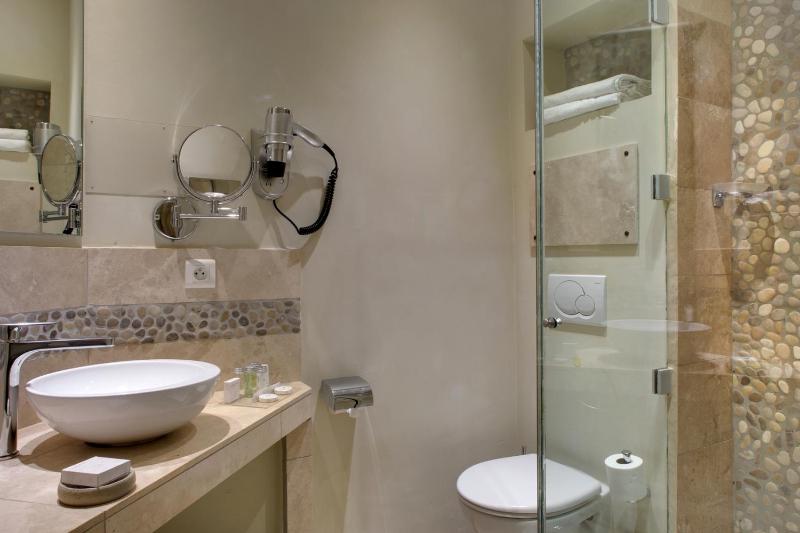 Classic Double Room image 2