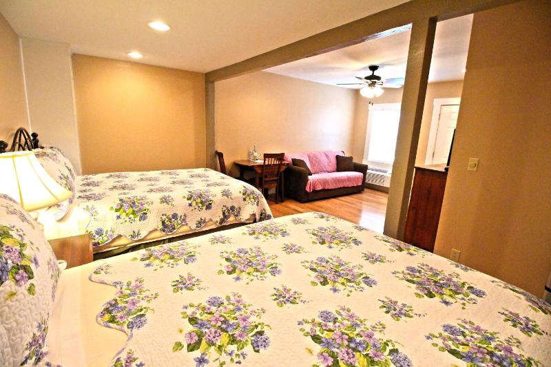 Peach Tree Inn & Suites - image 12