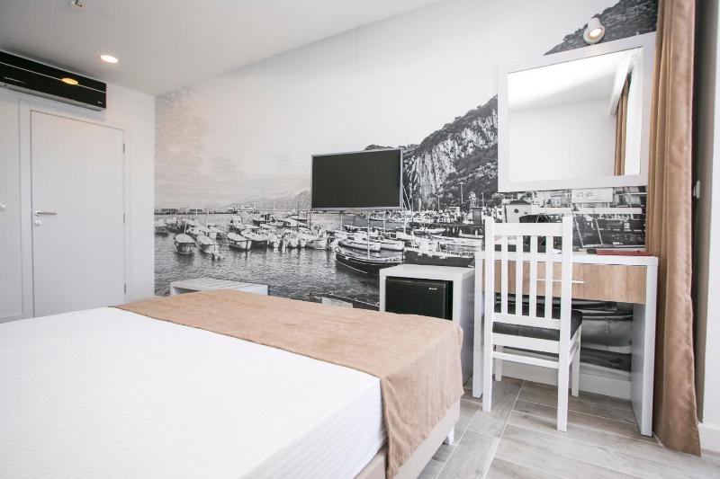 Superior Suite with Sea View image 3