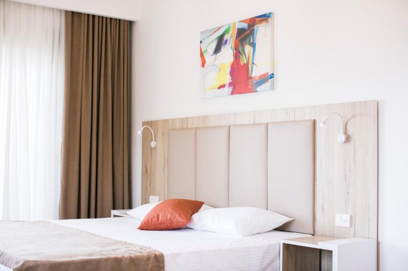 Double Room with Sea View image 3