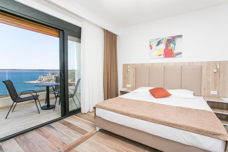 Double Room with Sea View image 2