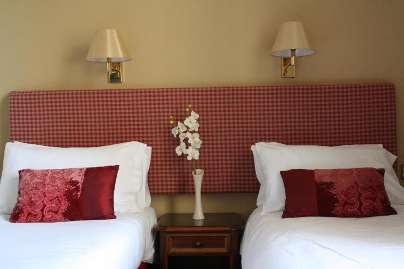 Superior Twin Room image 3