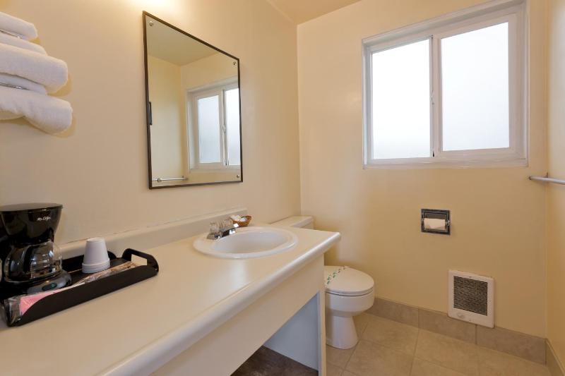 Standard Queen Room image 3