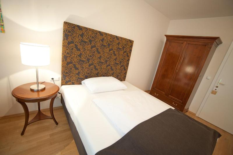 Comfort Single Room image 4