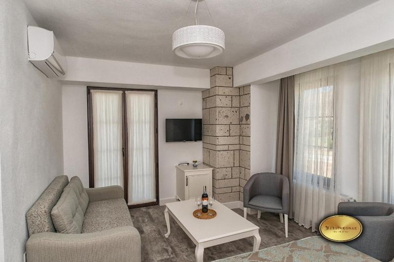 Double Room with Balcony (2 Adults + 1 Child) image 4
