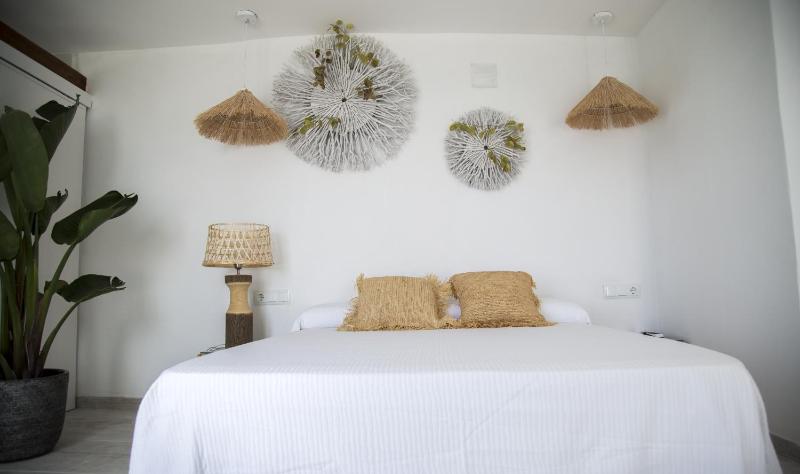 Deluxe Double Room with Balcony and Sea View image 4