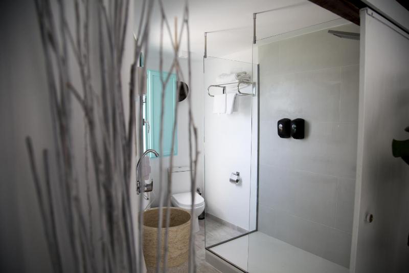 Deluxe Double Room with Balcony and Sea View image 3