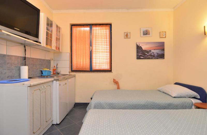 Studio Apartment image 3