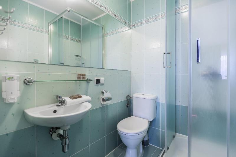 Quadruple Room image 4
