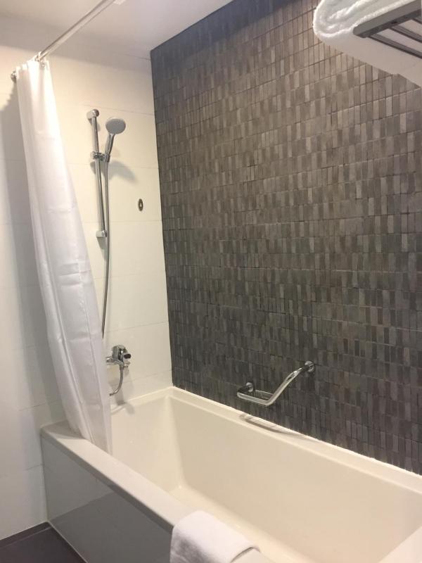 Deluxe King Room with Partial Sea View image 4
