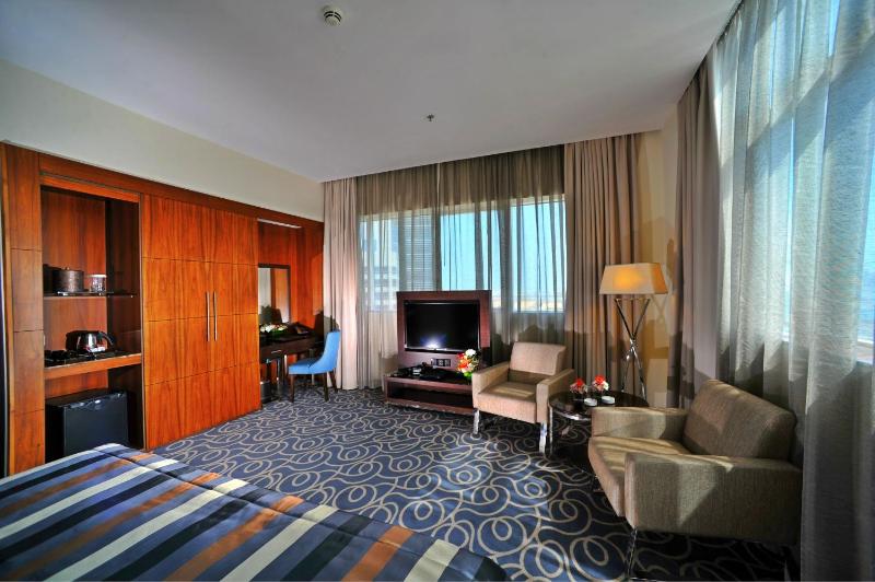 Executive King Room with City View image 1