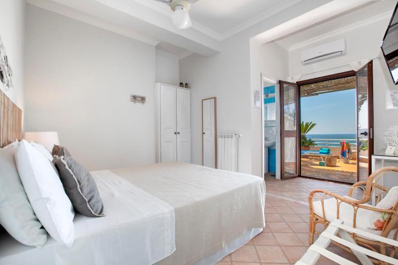 Superior Double Room with Sea View image 3