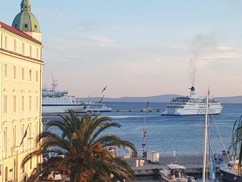 Deluxe Double or Twin Room with Sea View image 2