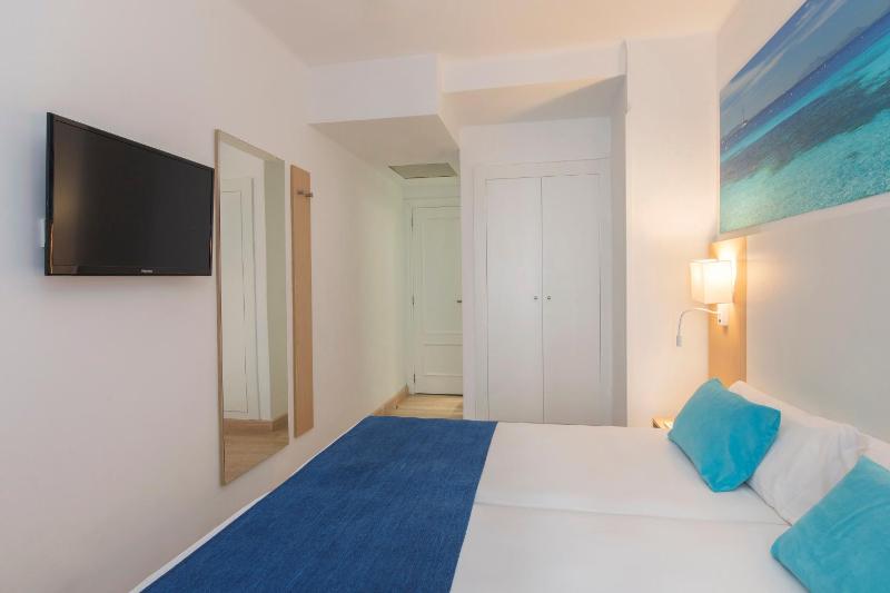 Twin Room with Balcony image 3