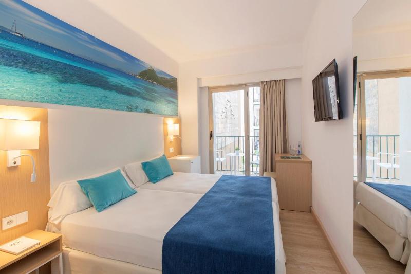Twin Room with Balcony image 1